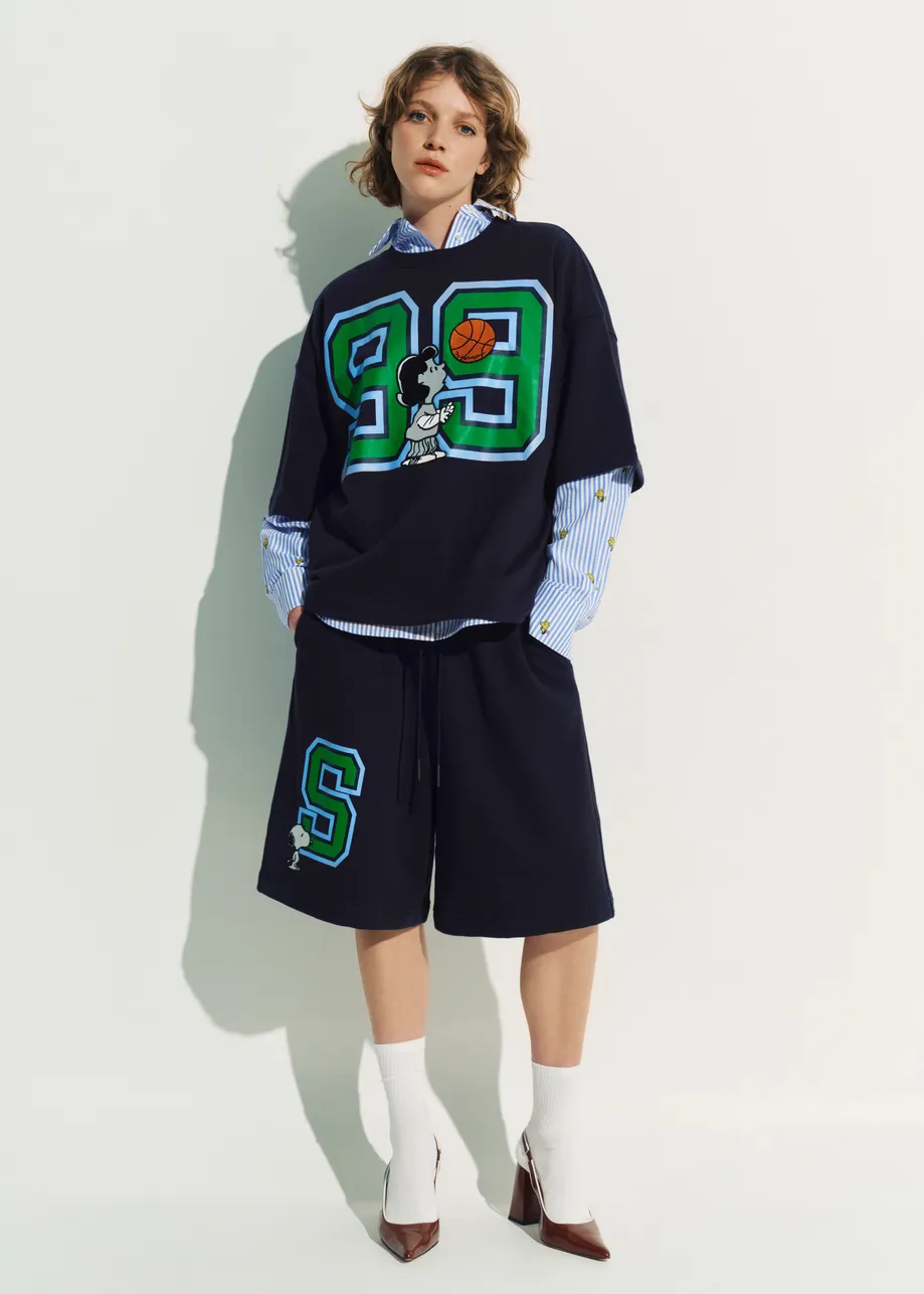 Navy cotton-blend Peanuts™ shorts with letter appliqué