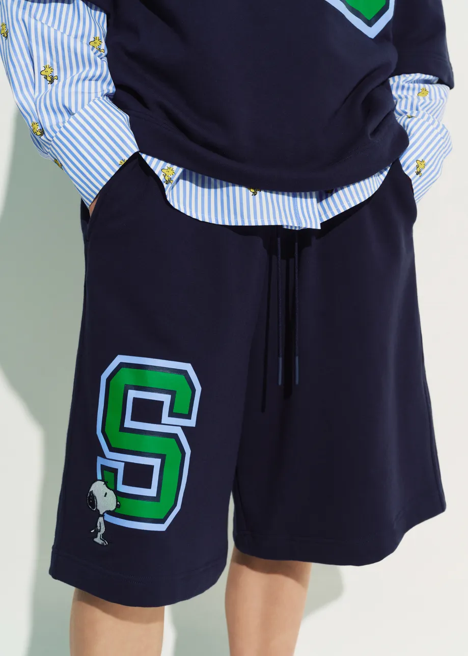 Navy cotton-blend Peanuts™ shorts with letter appliqué