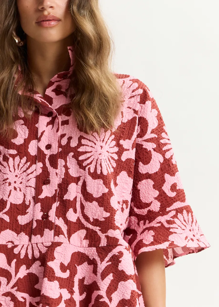 Camicia in cotone stile peplo rosa e rosso scuro con colletto a contrasto