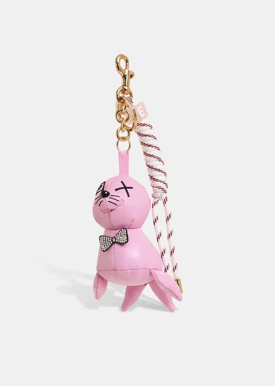 Roze, gebroken witte en zwarte bag charm met faux leren zeehond