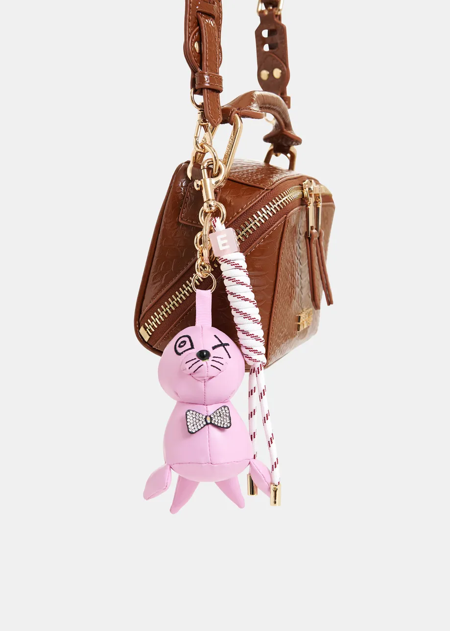 Taschenanhänger in Seehundform aus Kunstleder in Rosa, Offwhite und Schwarz
