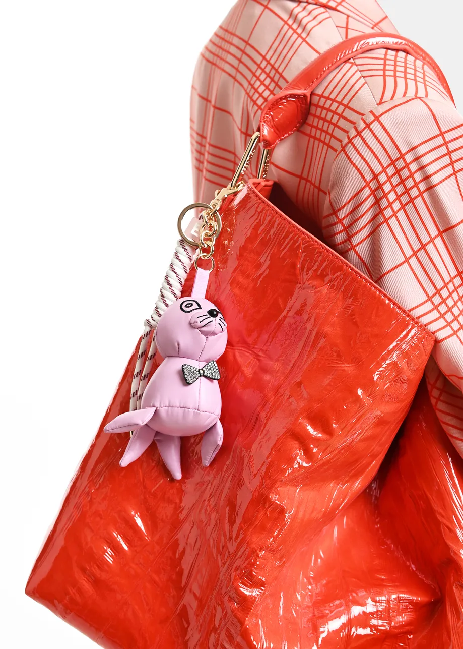 Roze, gebroken witte en zwarte bag charm met faux leren zeehond