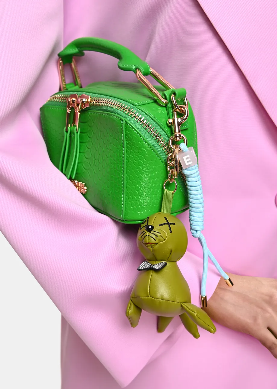 Kaki, lichtblauwe en zwarte bag charm met faux leren zeehond