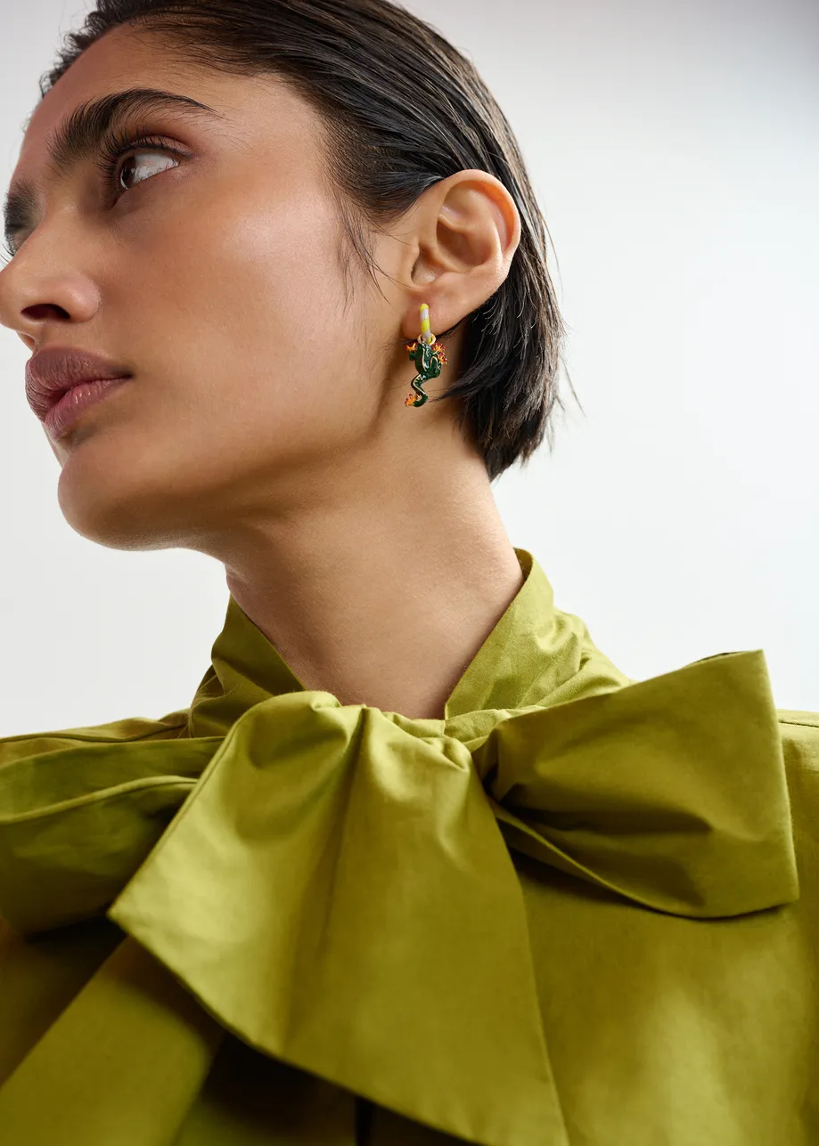 Orecchini a cerchio gialli e grigi con pendenti a forma di rana e auto