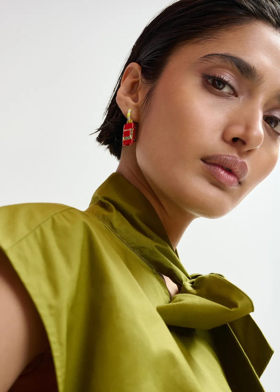 Gelbe und graue Creolen mit Frosch- und Auto-Anhänger