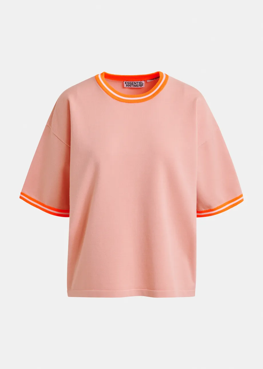 Korter lichtroze gebreid T-shirt met oranje contrastboord