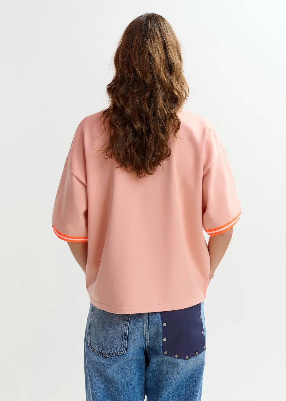 Korter lichtroze gebreid T-shirt met oranje contrastboord