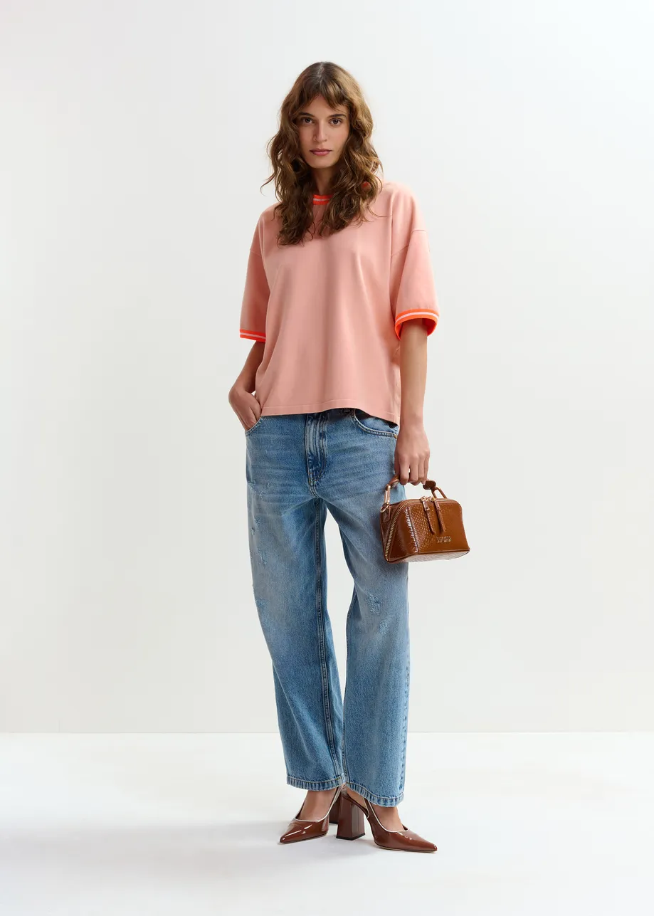 Korter lichtroze gebreid T-shirt met oranje contrastboord