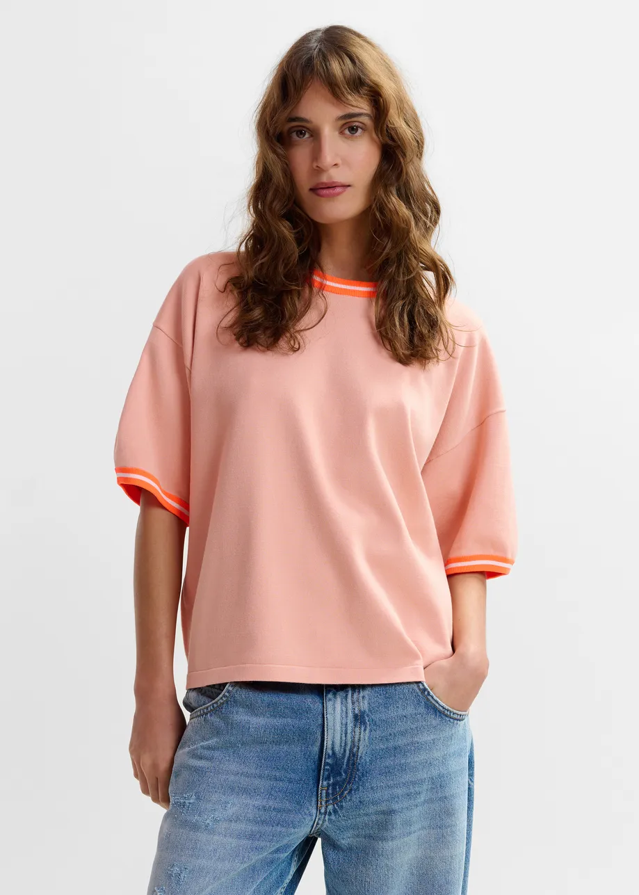 T-shirt court en maille rose clair à bord orange