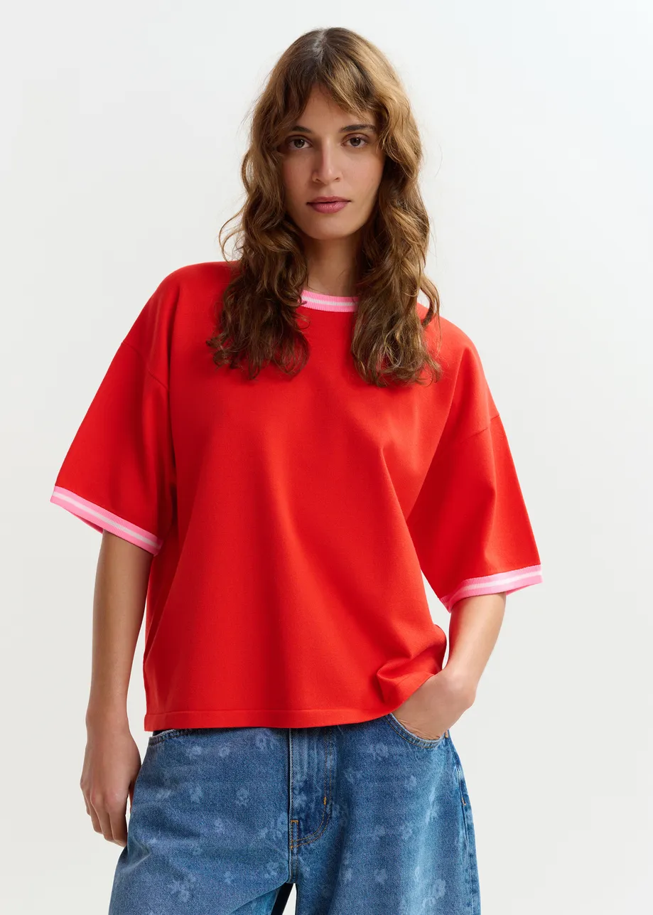 Korter rood gebreid T-shirt met roze contrastboord