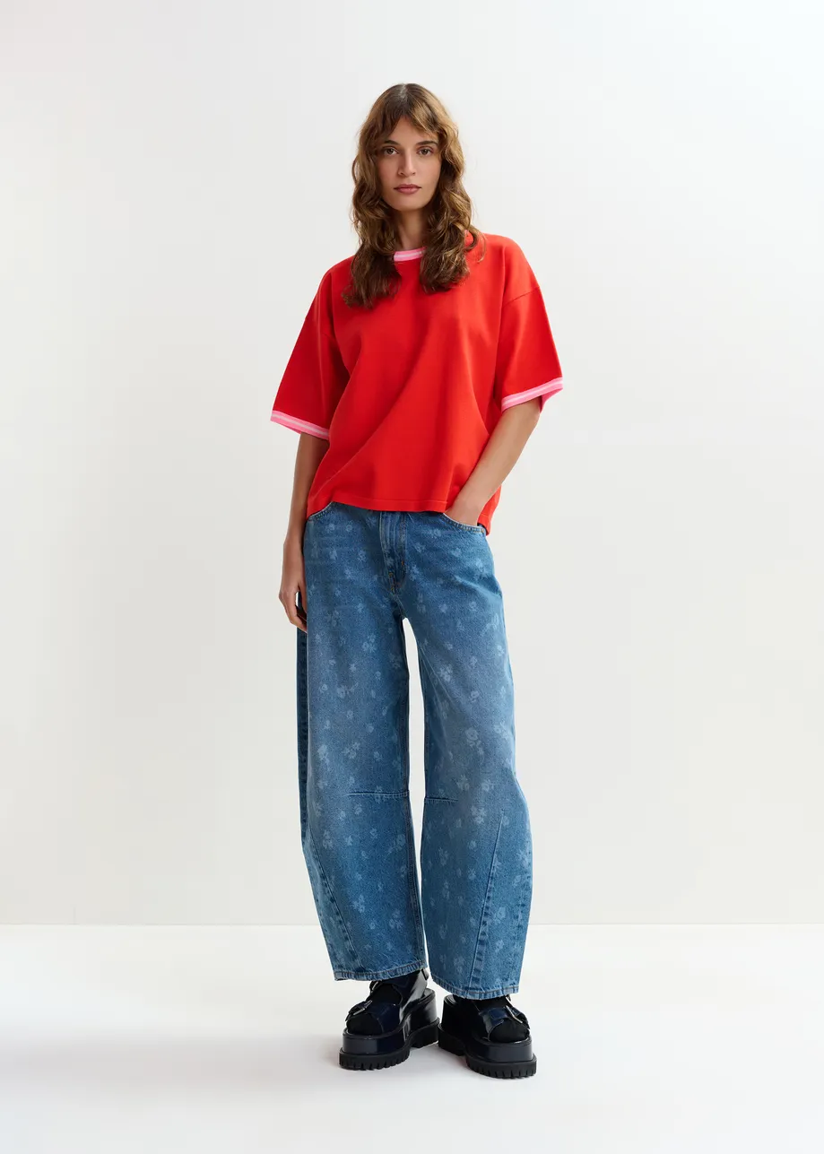 Korter rood gebreid T-shirt met roze contrastboord