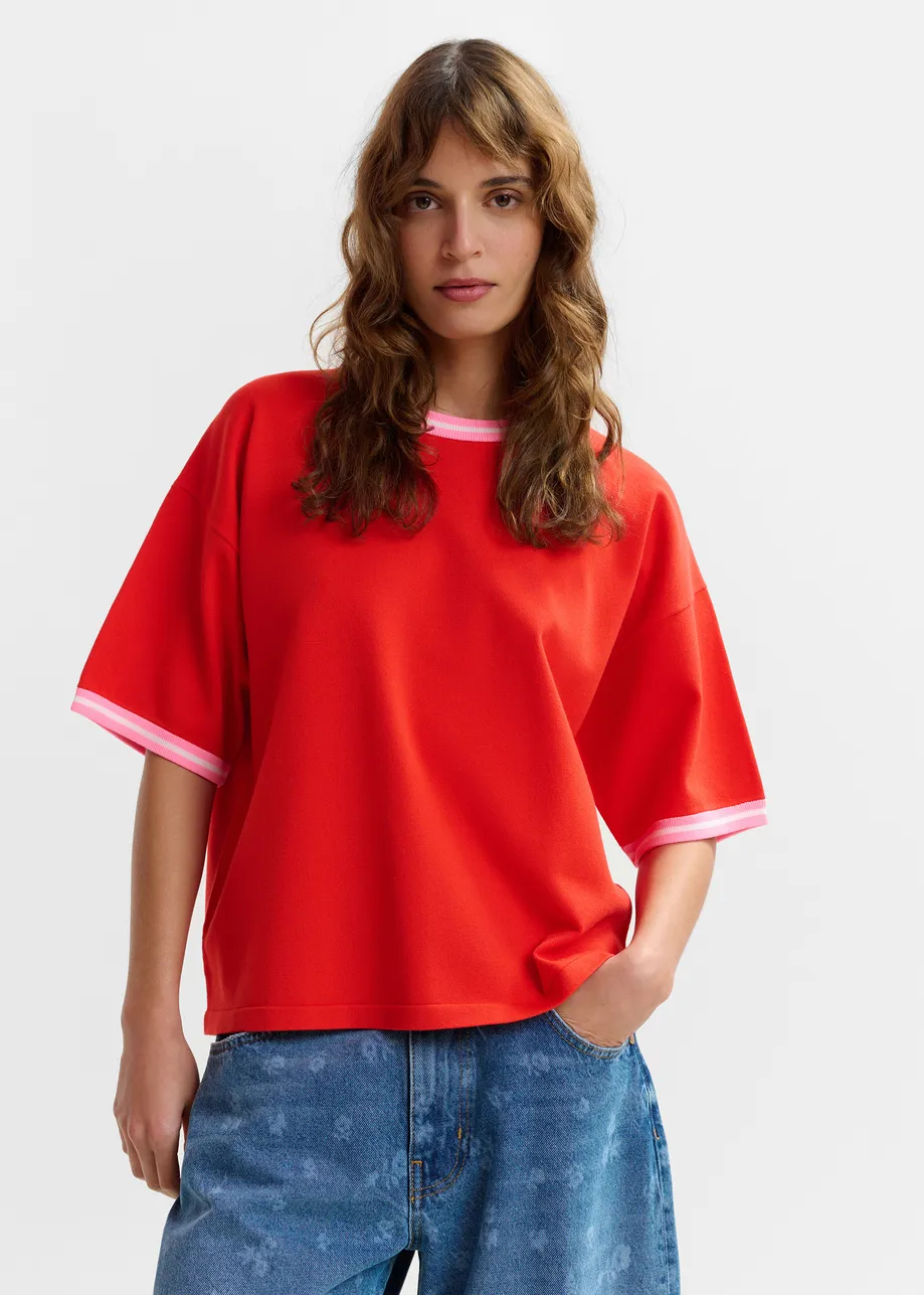 Red slightly cropped knit T-shirt with pink contrasting trim