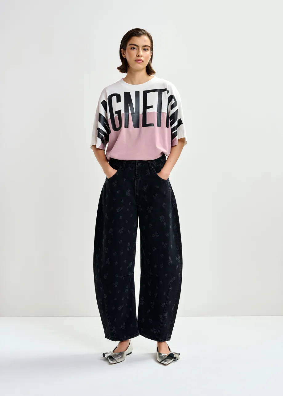 Gebroken wit en oudroze colorblock T-shirt met "Magnetism"-print