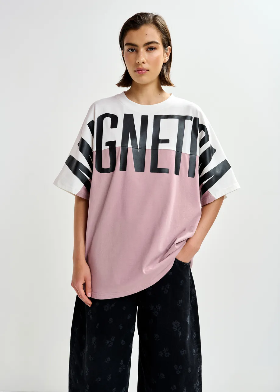 Gebroken wit en oudroze colorblock T-shirt met "Magnetism"-print