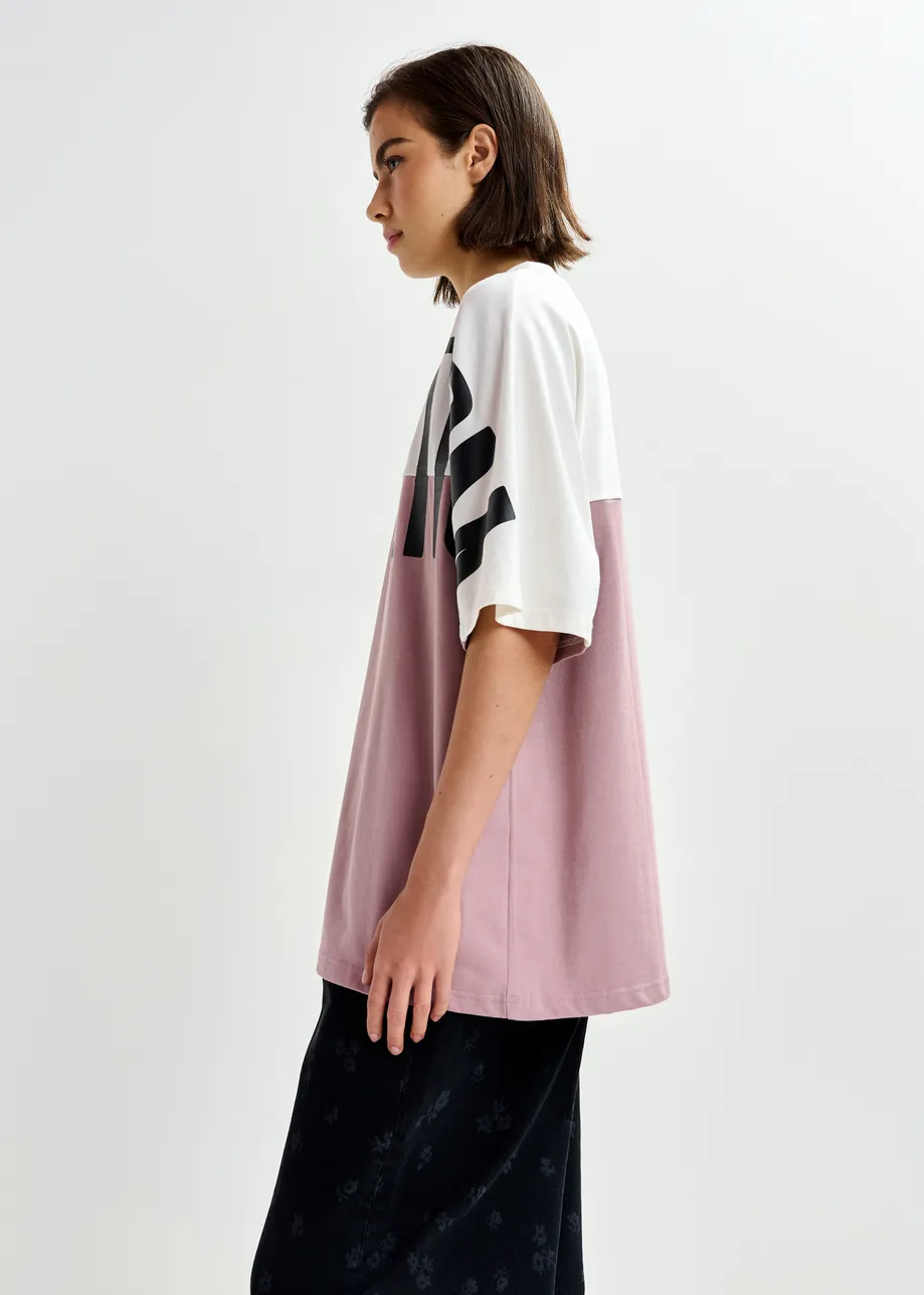 Gebroken wit en oudroze colorblock T-shirt met "Magnetism"-print