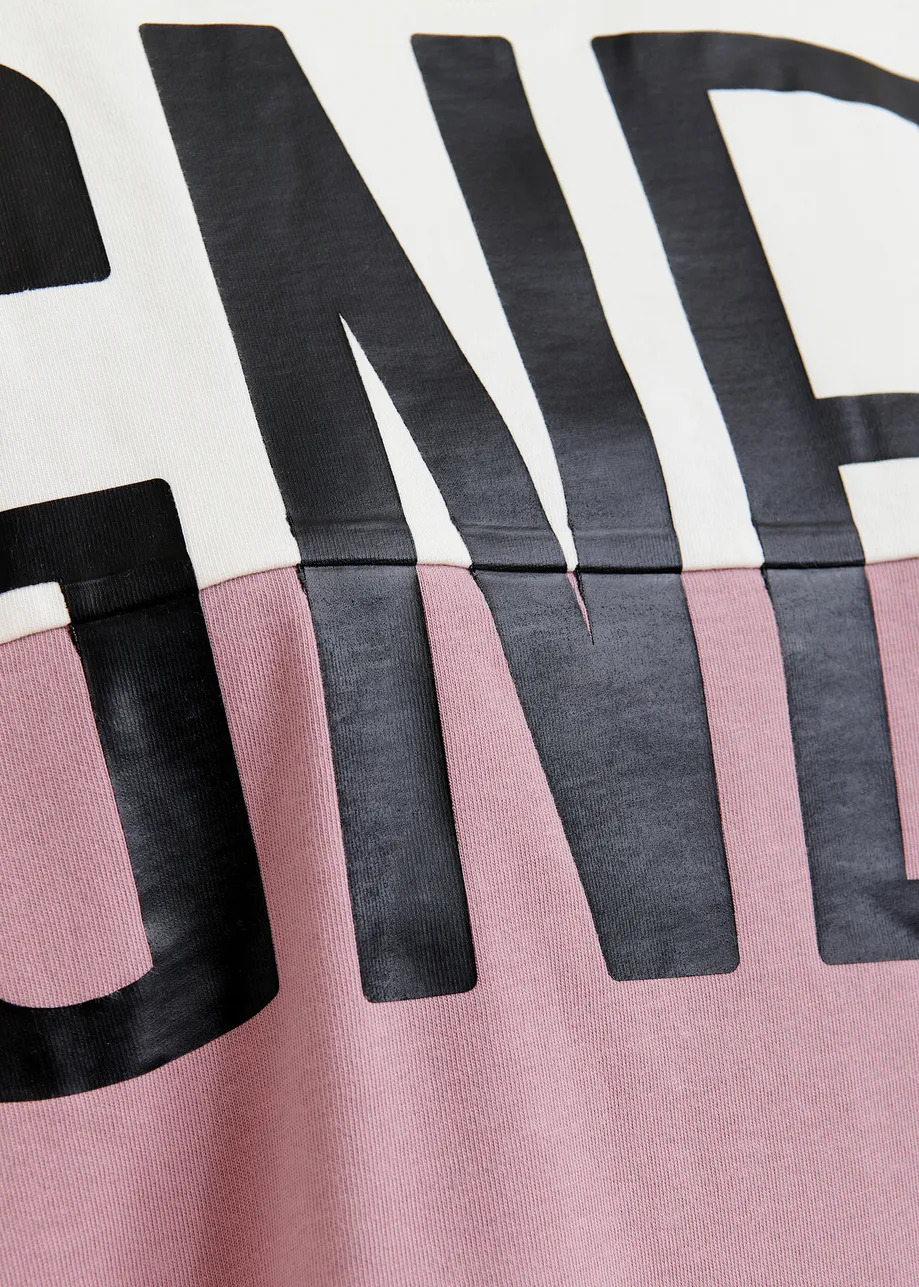 Gebroken wit en oudroze colorblock T-shirt met "Magnetism"-print