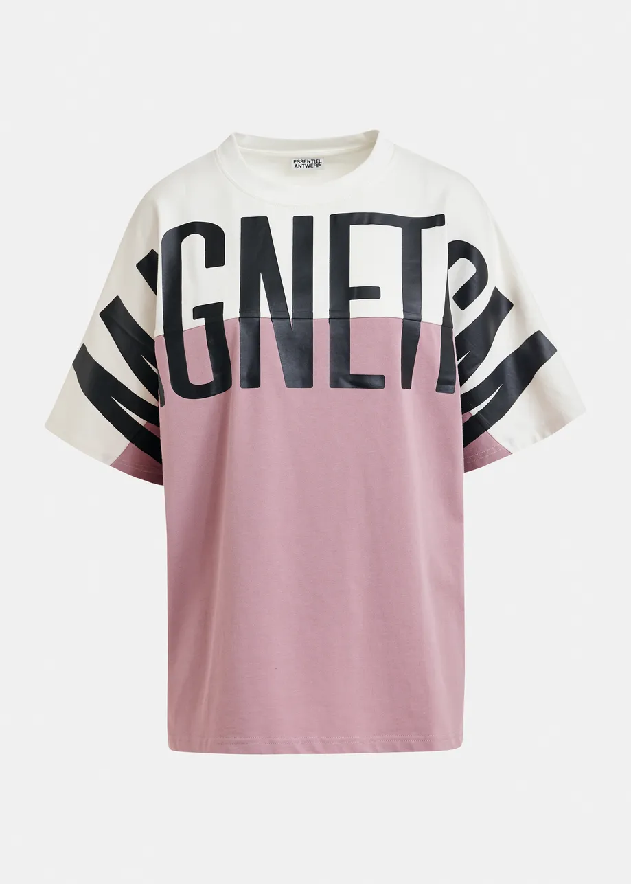 Gebroken wit en oudroze colorblock T-shirt met "Magnetism"-print