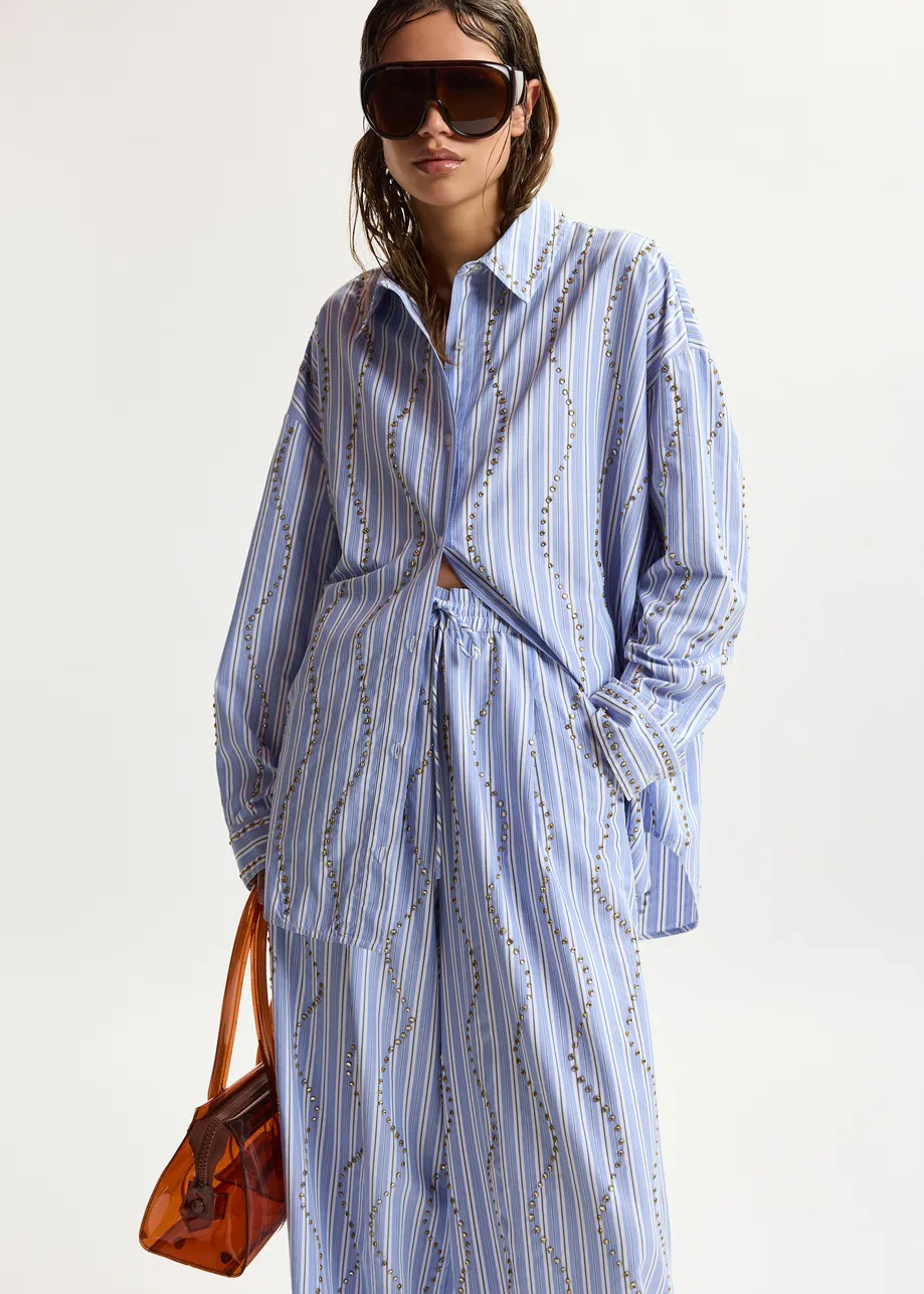 Hellblau-weiß gestreiftes Oversized Hemd mit Nietenverzierungen