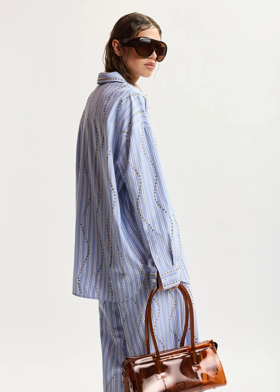 Hellblau-weiß gestreiftes Oversized Hemd mit Nietenverzierungen