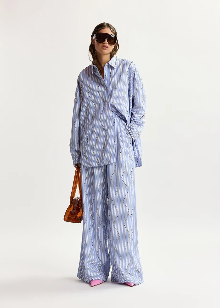 Hellblau-weiß gestreiftes Oversized Hemd mit Nietenverzierungen