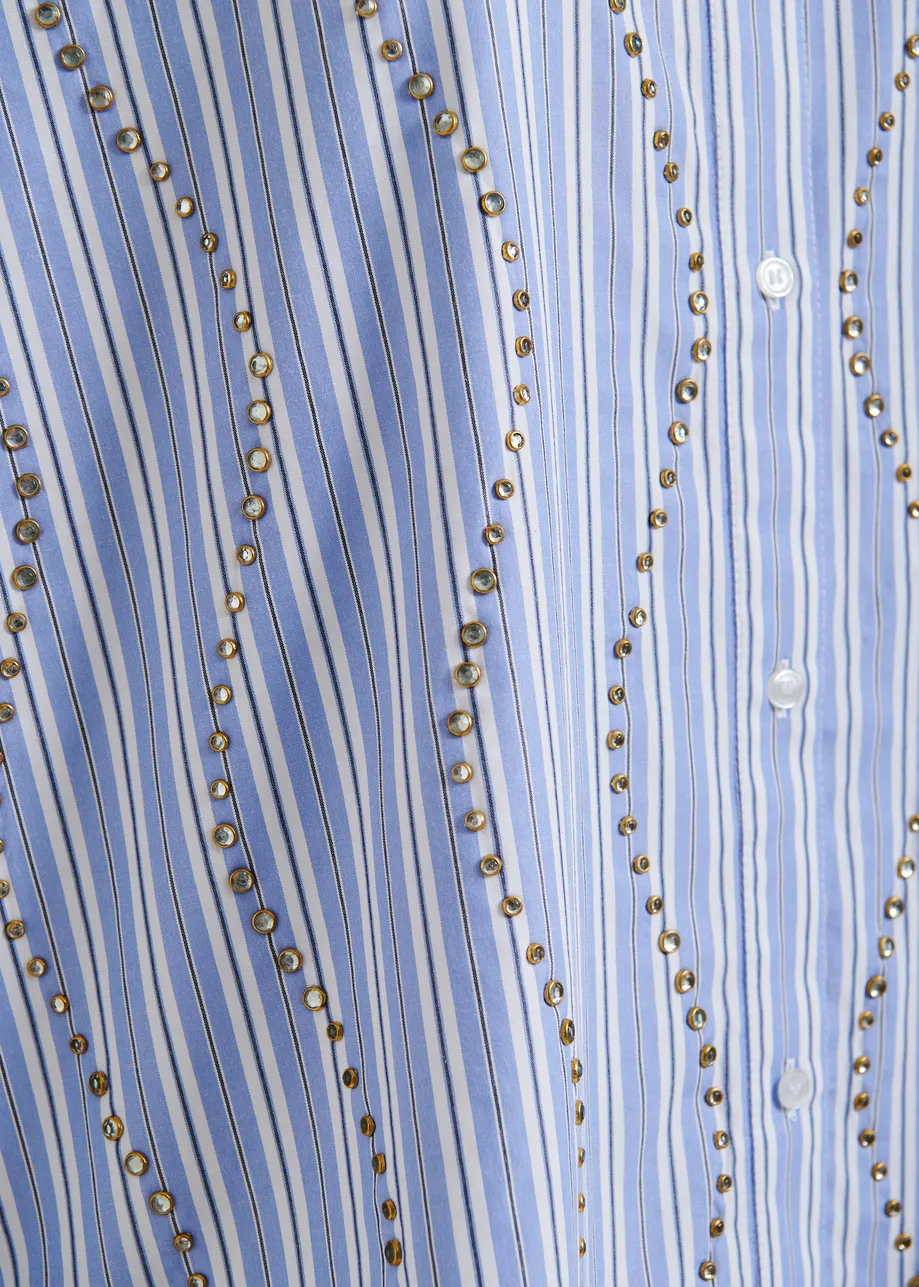 Hellblau-weiß gestreiftes Oversized Hemd mit Nietenverzierungen