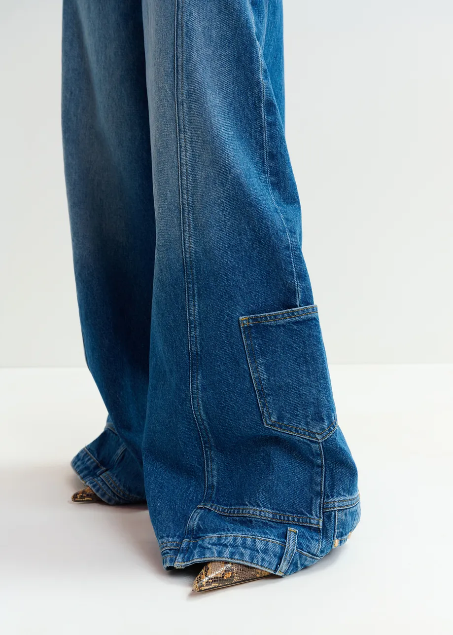 Blauwe katoenen jeans uit twee helften met uitlopende pijp 