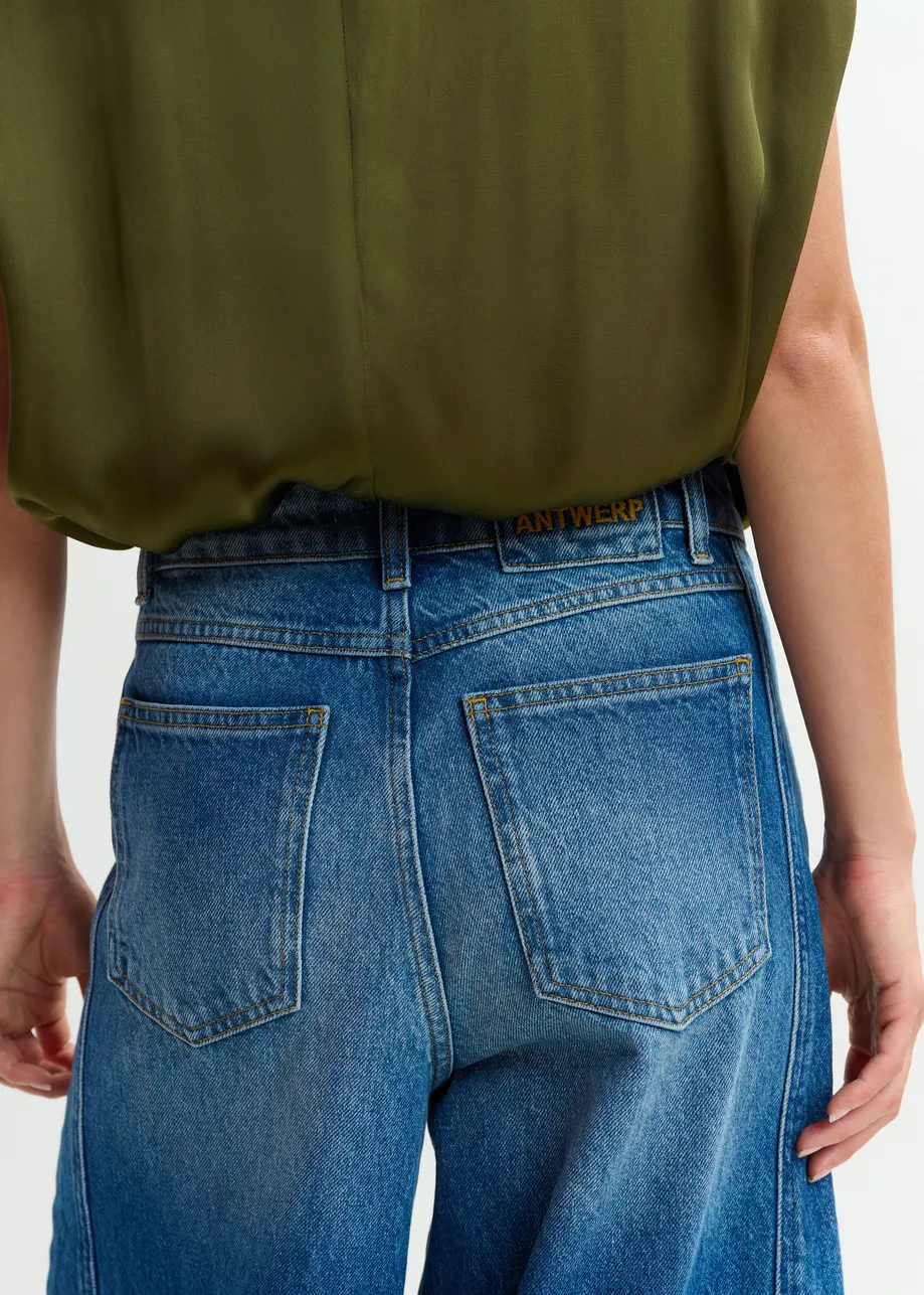 Blauwe katoenen jeans uit twee helften met uitlopende pijp 