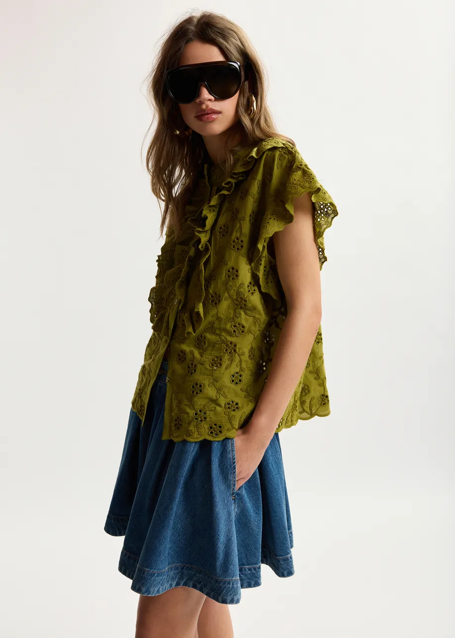 Blusa in cotone ricamato color cachi con bordi arricciati