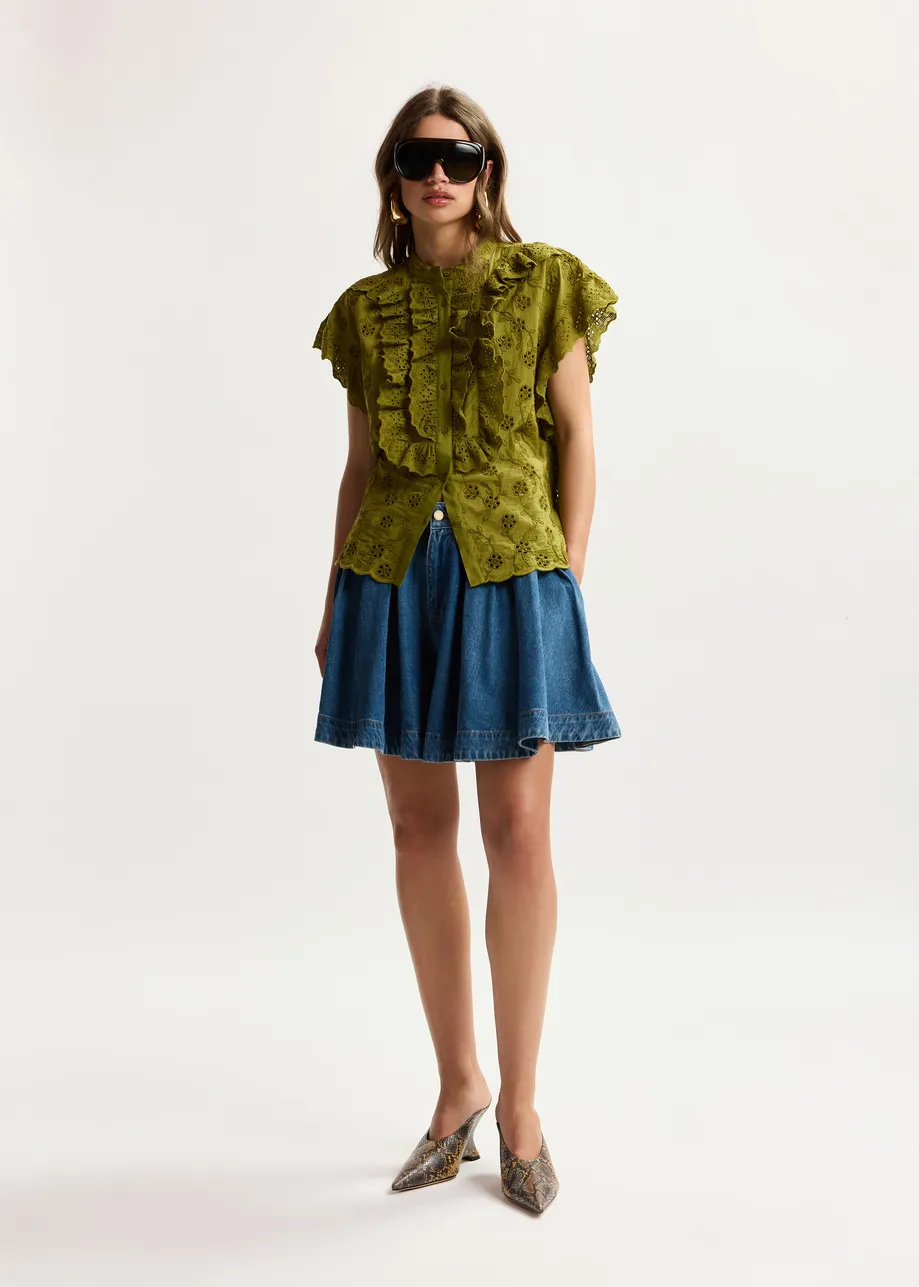 Blusa in cotone ricamato color cachi con bordi arricciati