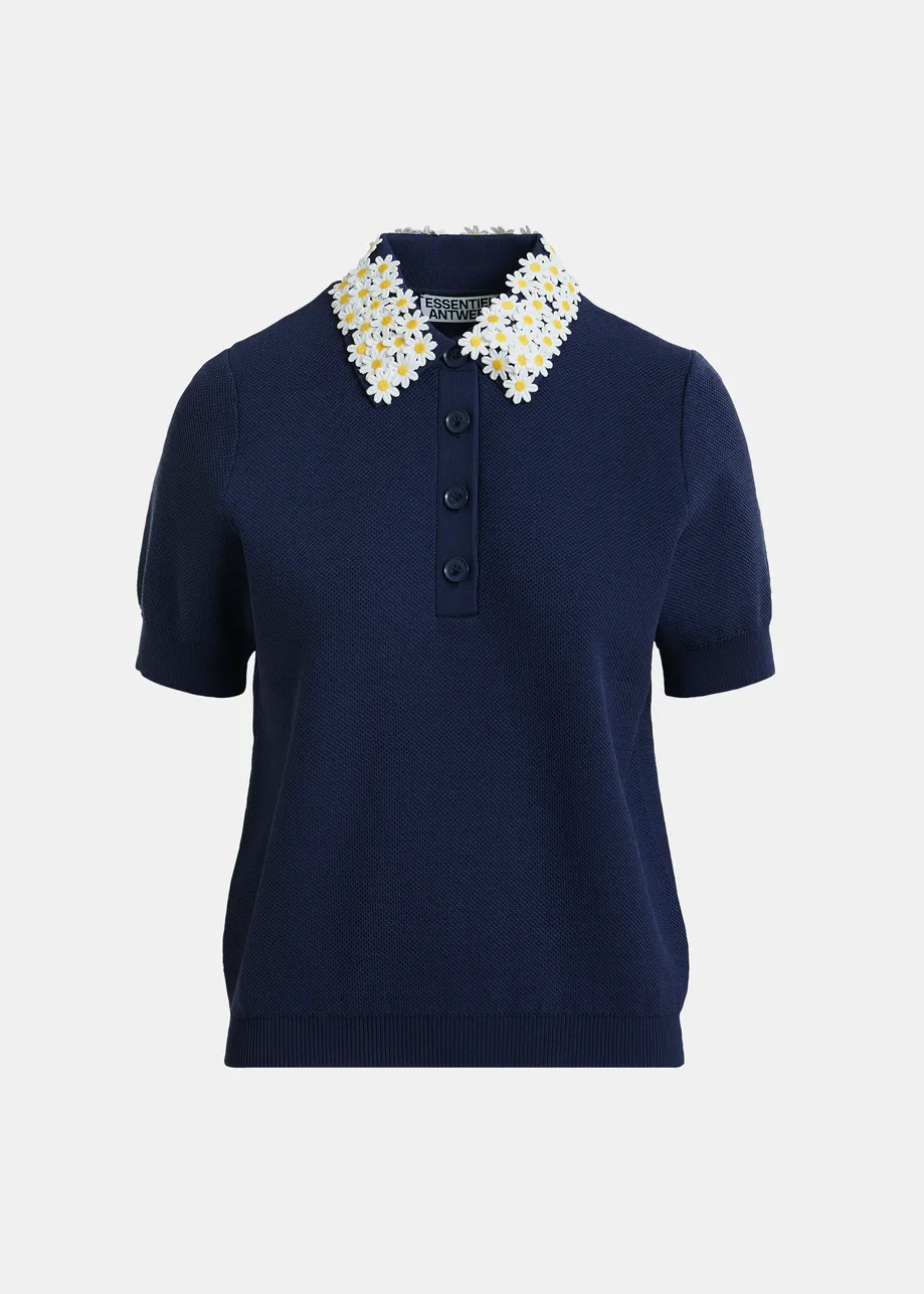Polo in maglia sottile blu scuro con colletto decorato a fiori bianchi e gialli