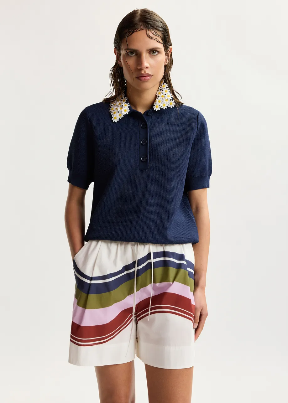 Polo in maglia sottile blu scuro con colletto decorato a fiori bianchi e gialli