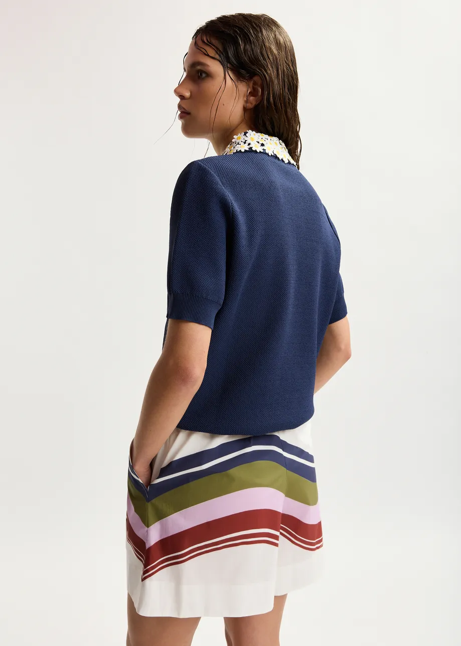 Polo in maglia sottile blu scuro con colletto decorato a fiori bianchi e gialli