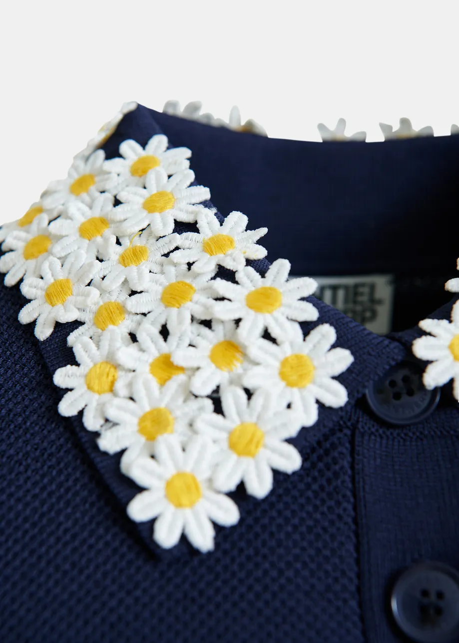 Polo in maglia sottile blu scuro con colletto decorato a fiori bianchi e gialli