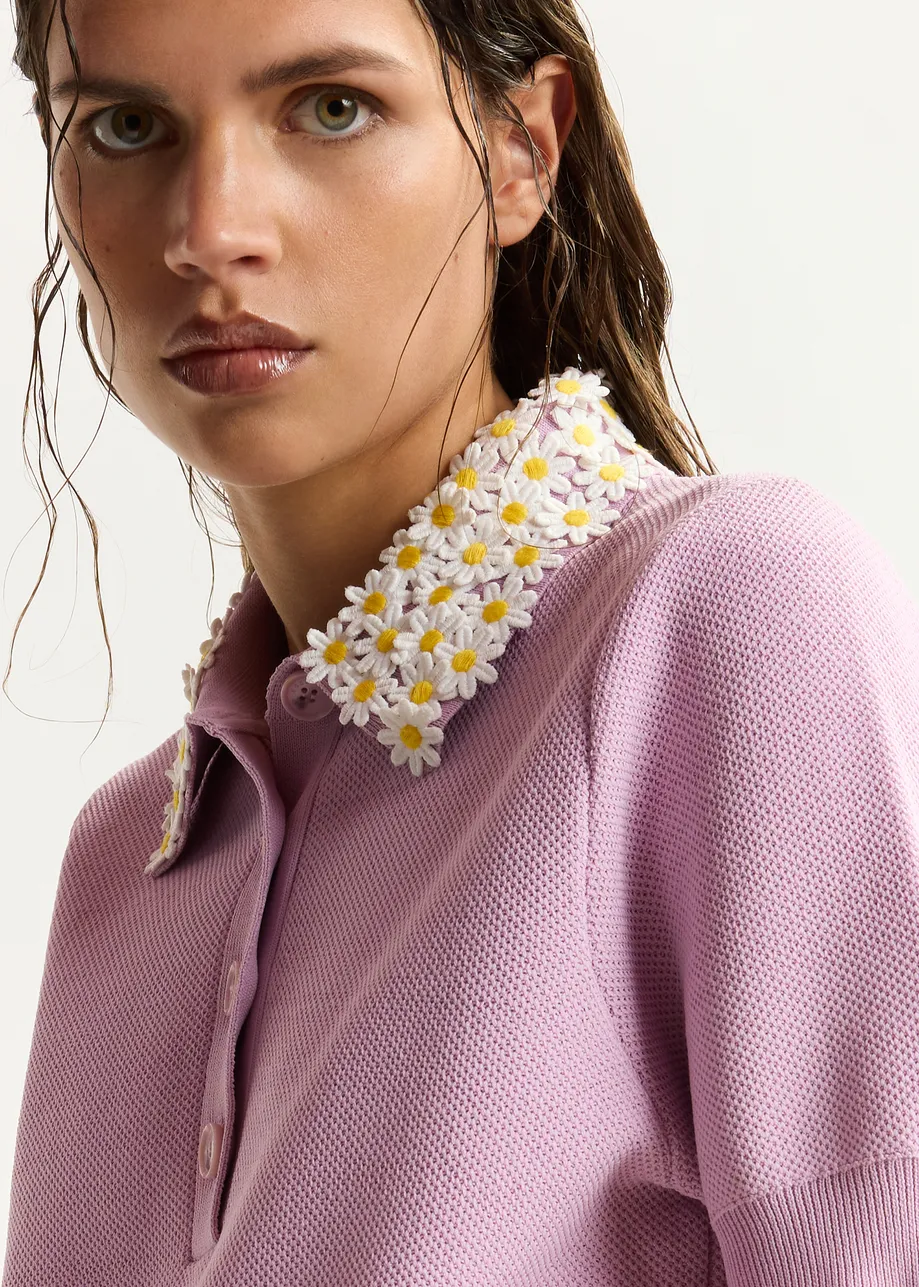 Fliederfarbenes Feinstrick-Polohemd mit weiß-gelb geblümtem, verziertem Kragen