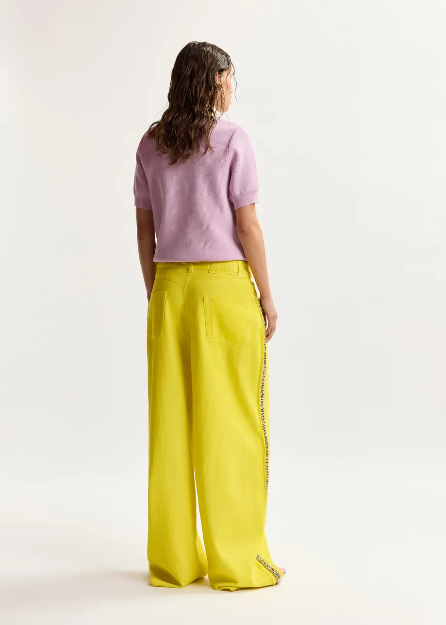 Fliederfarbenes Feinstrick-Polohemd mit weiß-gelb geblümtem, verziertem Kragen