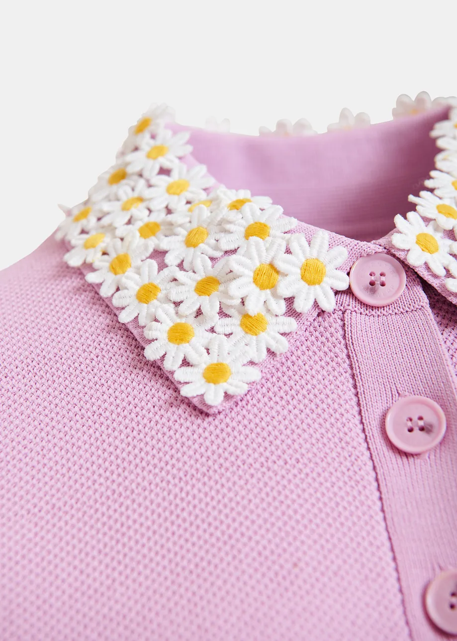 Fliederfarbenes Feinstrick-Polohemd mit weiß-gelb geblümtem, verziertem Kragen