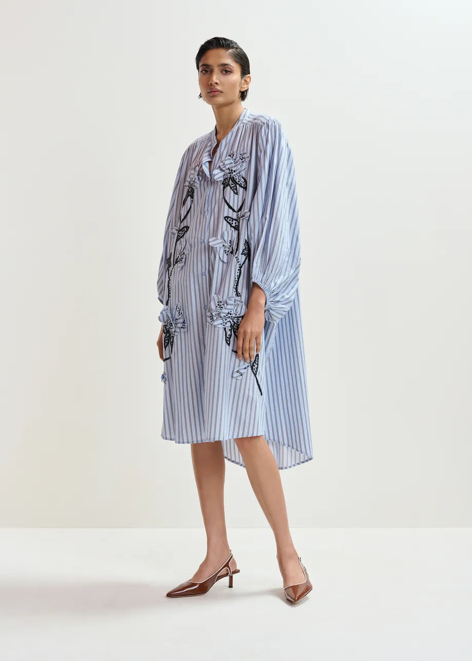 Hellblaues und schwarzes Oversized Baumwoll-Hemdkleid mit Blumenapplikation und Perlenverzierungen