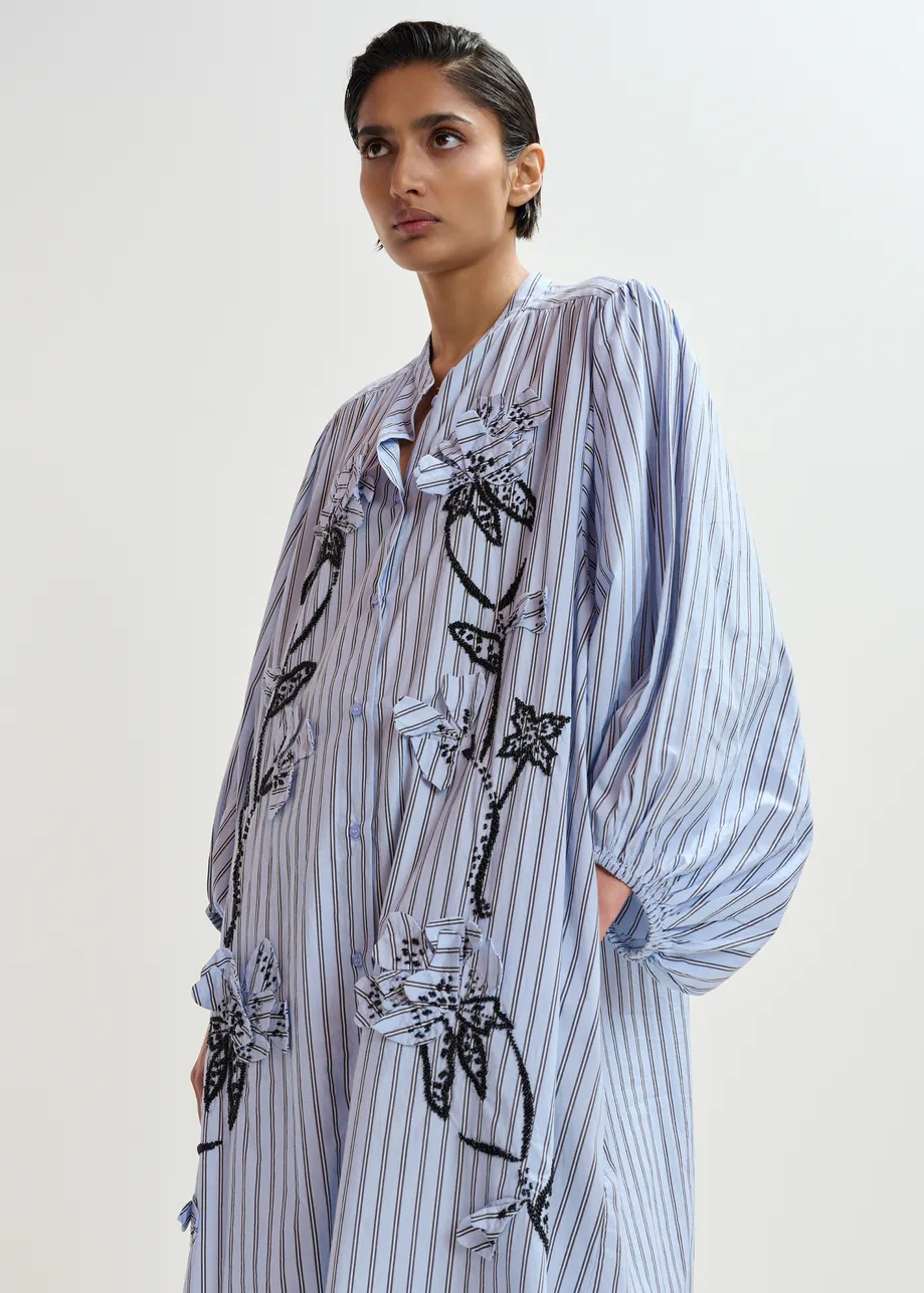 Hellblaues und schwarzes Oversized Baumwoll-Hemdkleid mit Blumenapplikation und Perlenverzierungen