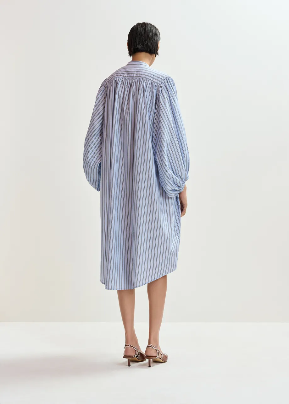 Hellblaues und schwarzes Oversized Baumwoll-Hemdkleid mit Blumenapplikation und Perlenverzierungen