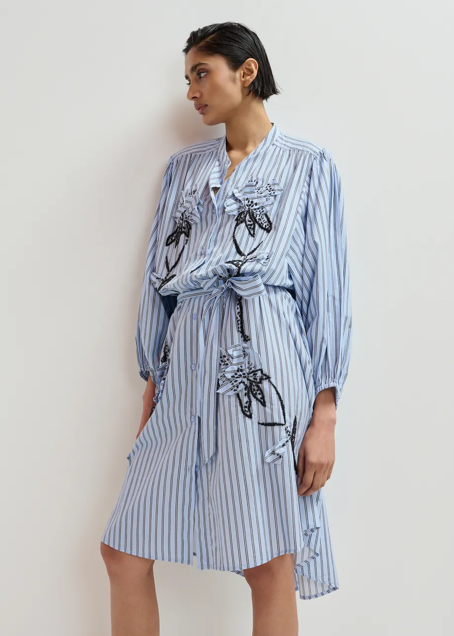 Hellblaues und schwarzes Oversized Baumwoll-Hemdkleid mit Blumenapplikation und Perlenverzierungen