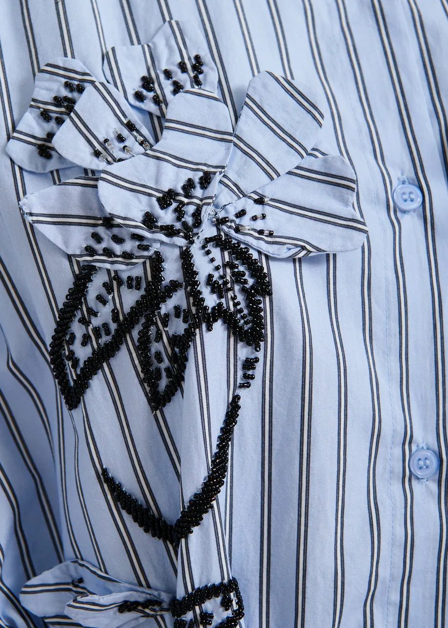 Hellblaues und schwarzes Oversized Baumwoll-Hemdkleid mit Blumenapplikation und Perlenverzierungen