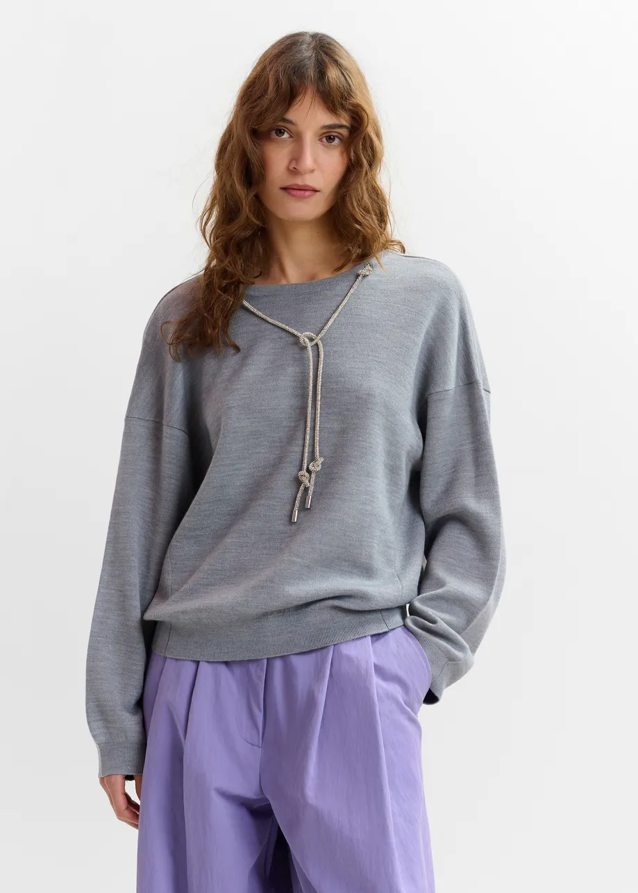 Rückenfreier Pullover in Grau mit Strass-Strängen