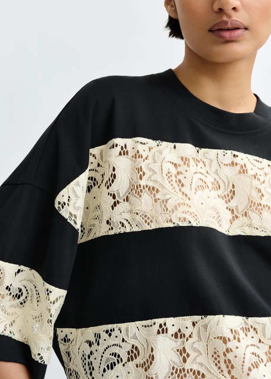 T-shirt en coton bio à rayures et empiècements en dentelle noir et blanc