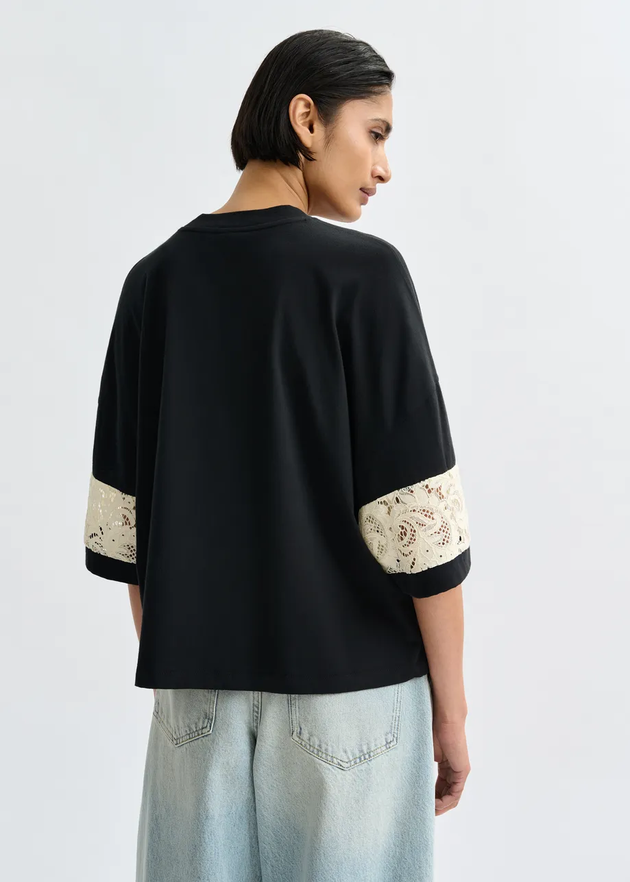 T-shirt en coton bio à rayures et empiècements en dentelle noir et blanc