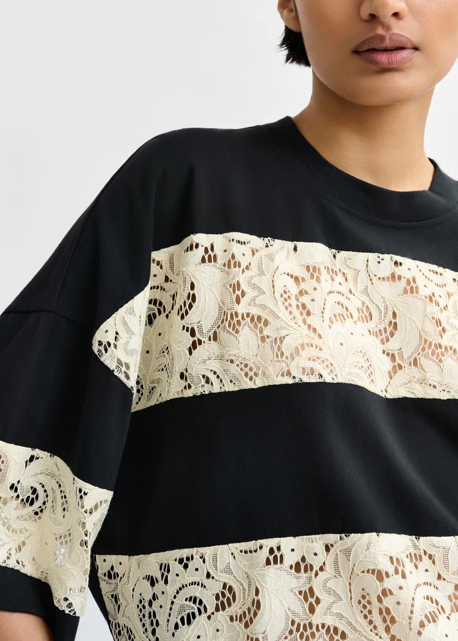 T-shirt en coton bio à rayures et empiècements en dentelle noir et blanc