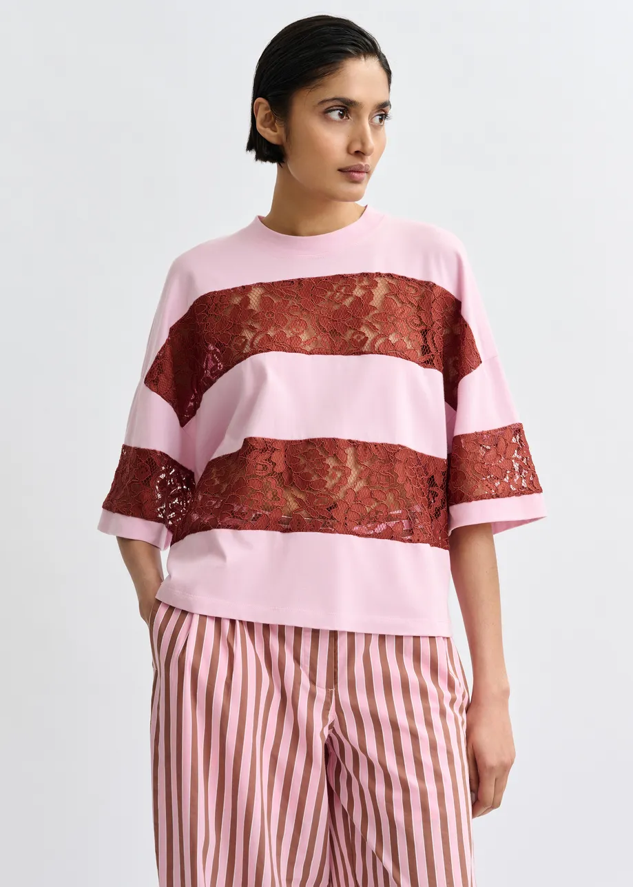 T-shirt en coton bio à rayures et empiècements en dentelle rose clair et bordeaux