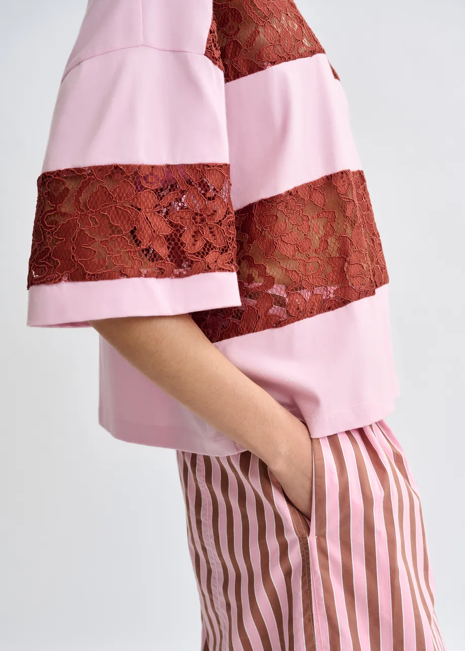 T-shirt en coton bio à rayures et empiècements en dentelle rose clair et bordeaux