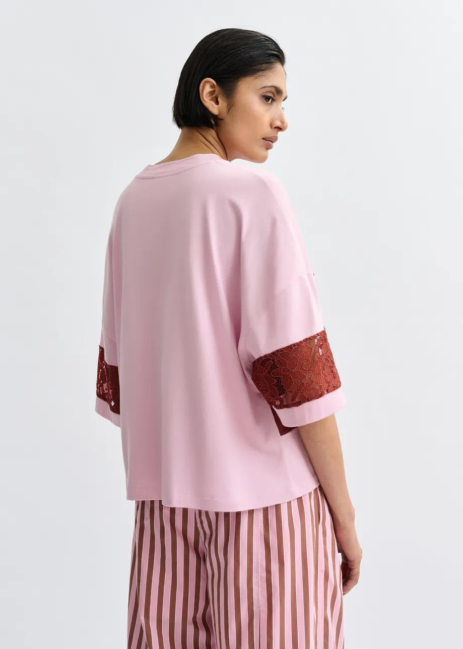 T-shirt en coton bio à rayures et empiècements en dentelle rose clair et bordeaux