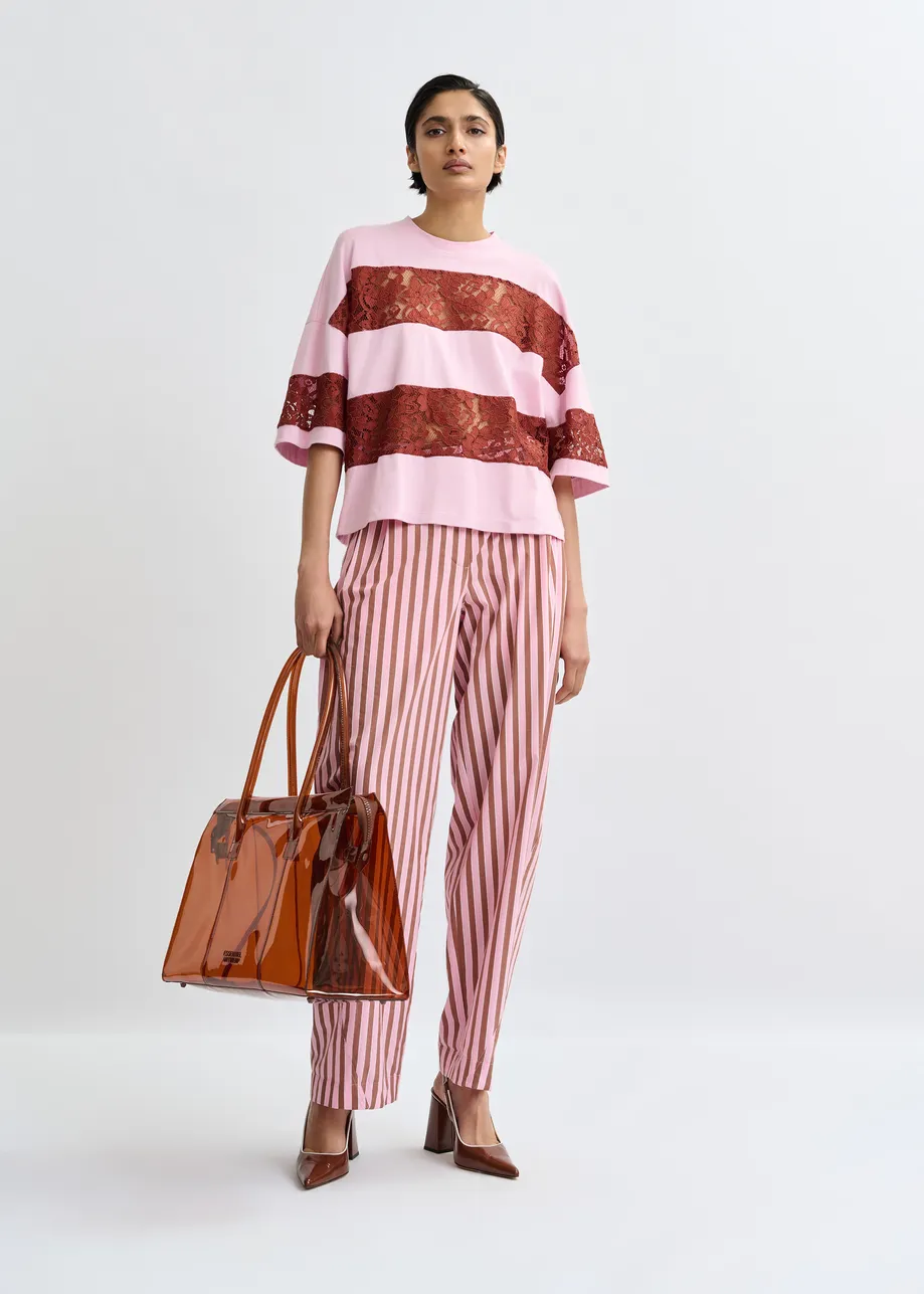 T-shirt en coton bio à rayures et empiècements en dentelle rose clair et bordeaux