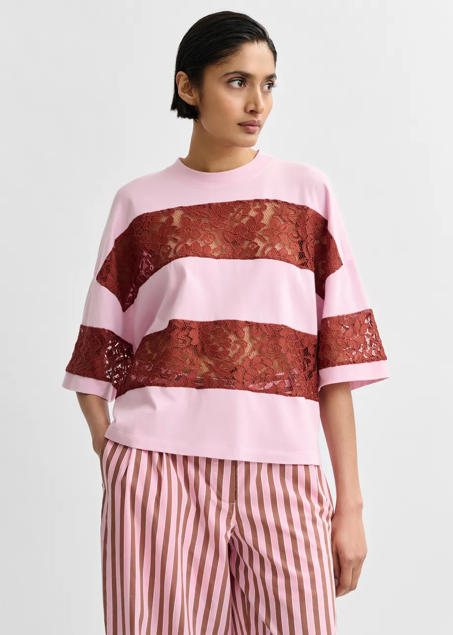 T-shirt en coton bio à rayures et empiècements en dentelle rose clair et bordeaux